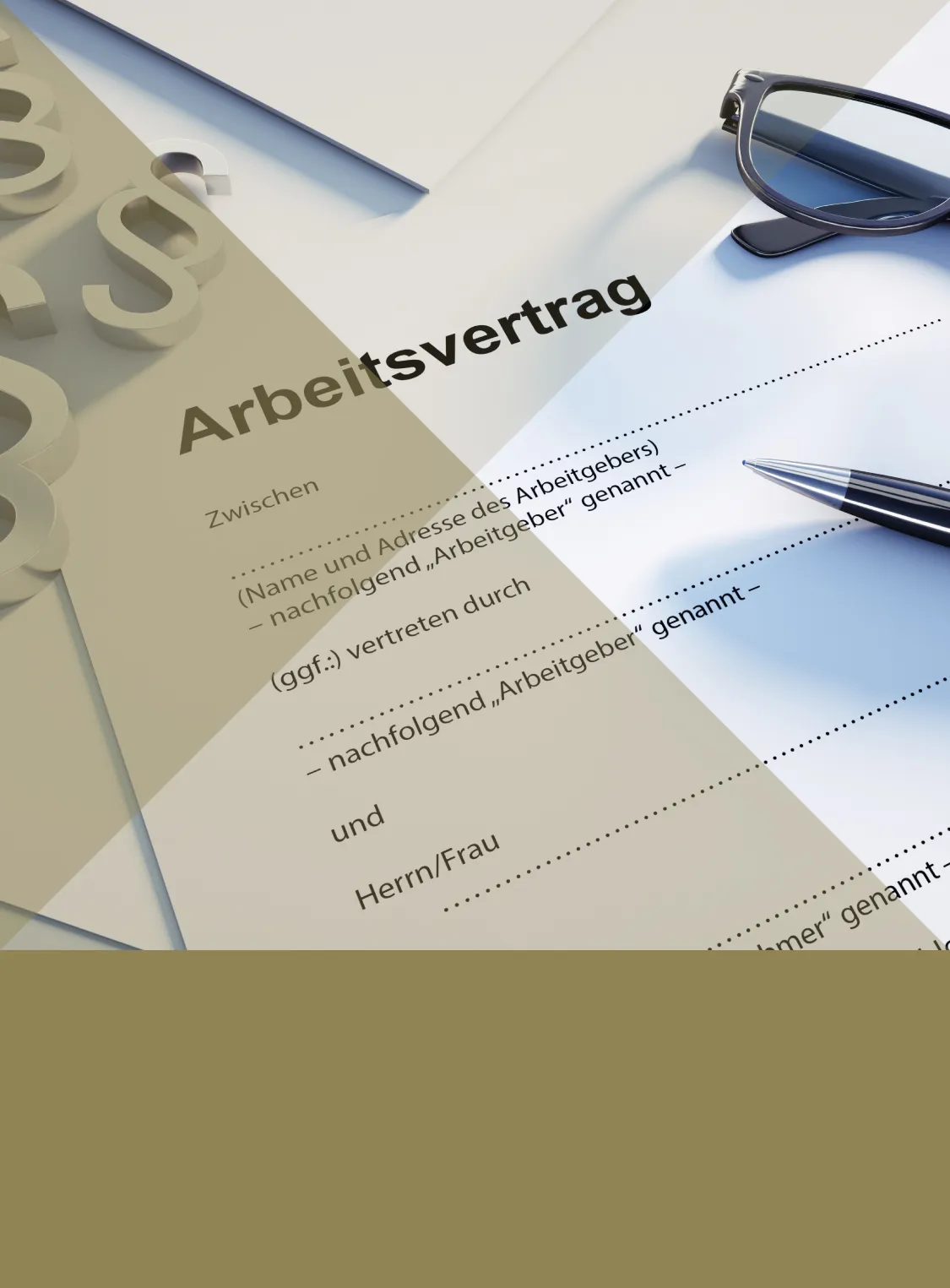 Rechtsanwalt Kahl aus Neubrandenburg prüft einen Arbeitsvertrag und hilft Angestellten bei Entlassung.